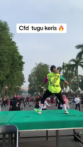 #latepost Cfd tugu keris setiap minggu pagi w/ irastudio_crew🔥 maacii bunda ira 🥰 #tiktokdance #foryou #dance #fypシ゚viral #fyp #tugukerissiginjaikotajambi #kotajambi #cfd 