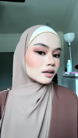 soo sangat tahan yeee makeup ayin dah pakai banyak gilaa kay ! @DAZZLE ME MALAYSIA  #dazzlememy #dazzleme #dazzlemesettingspray #DewyFix #DewyFixSettingSpray #DMDewyFixMakeup