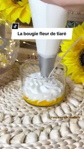 Découvrez l’une de vos préférées de la collection d’été : la bougie à la fleur de tiare 🌺  Son doux parfum fleuri embaumera votre intérieur sans même avoir besoin d’allumer la mèche ! Entierement en cire de soja, sa fragrance vient de Grasse et sa meche est en coton 🇫🇷  #bougiegourmande #bougiesgourmande  #bougies #candle #dessertcandle #bougiechantilly #createur #petitecreatrice #artisanat #artisanal #bougieschantilly #creation #bougieartisanale #asmr #asmrcandle #asmrsounds #chantilly #pochage #satisfy #satisfying #satisfaisant #satisfaction #videosatisfaisante #satisfyingvideo #SmallBusiness#CapCut #fleurdetiare #bougiefleurdetiare