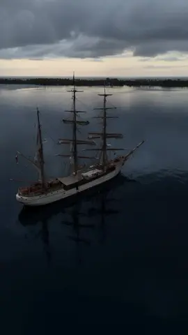 Imagine sailing through French Polynesia with us💭 Make your sailing dream a reality, no sailing experience required🌊 Check the link in our profile for more information⛵️ #frenchpolynesia #fakarava #tahiti #fiji #barkeuropa #tallship