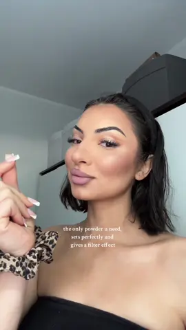 Ostatnio używam tylko tego pudru - wygląda obłędnie na skórze. Matowi bez efektu maski, utrwala, ma bardzo gładkie wykończenie, a makijaż wygląda jak z filtrem upiększającym !! Quiet on Set by @theBalm  ❤️ #settingpowder #powder #thebalm #filtereffect #makeup #makijaż #polecajkinadyjki #kosmetyki #puder #puderutrwalający 
