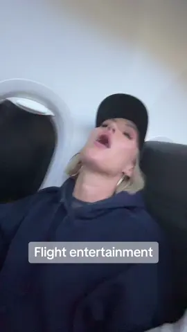 🎶 #opera #snorring #funny#fyp #moms4real #vacation#justforfun #tiktoknorge🇳🇴 #flight #sleepingbeauty #sleepy #singing 