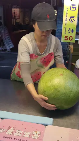 Watermelon juice made from a huge watermelon that can be eaten at a Taiwanese night market!!! #Taiwan#Taipei 