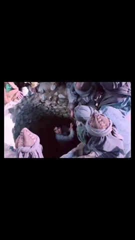 وَجَاءَتْ سَيَّارَةٌ فَأَرْسَلُواْ وَارِدَهُمْ فَأَدْلَى دَلْوَهُ قَالَ يَا بُشْرَى هَذَا غُلامٌ وَأَسَرُّوهُ بِضَاعَةً وَاللَّهُ عَلِيمٌ بِمَا يَعْمَلُونَ وَشَرَوْهُ بِثَمَنٍ بَخْسٍ دَرَاهِمَ مَعْدُودَةٍ وَكَانُواْ فِيهِ مِنَ الزَّاهِدِينَ #إسلام_صبحي #نبي_الله_يوسف #يوزرسيف   #القرأن_الكريم #قران 