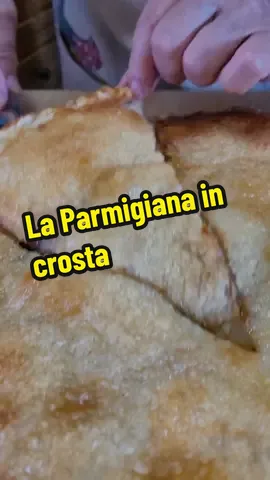 La Parmigiana in crosta: assolutamente da provare 🫶  📌Ingredienti:  2 rotoli di pasta sfoglia rotonda  2-3 cucchiai di formaggio spalmabile  1 tazza di polpa di pomodoro con olio e sale  2 melanzane medie  200g mozzarella  #piattoriccomicificco   #lacucinadigilda   #cucinaitaliana   #melanzaneallaparmigiana  #neiperte 