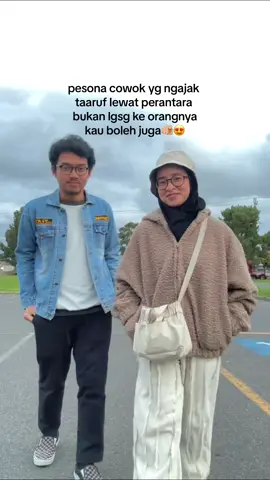 suka salting kalo diinget inget tuh😂🤏🏼 funfact sebelum suamiku ngajak taaruf, ada beberapa org yg 'approach' aku duluan tapi mereka langsung ngomong ke aku tapi gatau kenapa, aku kurang suka kalo mereka nyampein langsung ke aku. aku merasa kayak ada indikasi mau pdkt🤣 dulu aku pikir, kayaknya aku lebih suka kalo diperlakukan dengan lebih 'hormat'. salahsatunya, menyampaikan taaruf melalui perantara sampe akhirnya, utk pertama kalinya ada laki laki yg menyampaikan taarufnya ke aku melalui perantara oranglain waktu aku tanya ke @lutfimuzzaki  