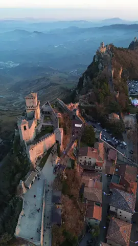 Conoscete la Repubblica di San Marino? Si tratta di uno stato indipendente all'interno del territorio italiano, più precisamente al confine tra Emilia-Romagna e Marche, a pochi chilometri da Rimini Sorge sul monte Titano ed è conosciuta per il centro storico medievale circondato da mura Sui tre picchi del monte si possono ammirare le 3 torri, fortezze risalenti al XI secolo. #fyp #tiktoktravel #sanmarino 