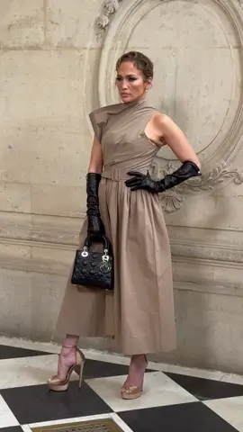 #jlo #jenniferlopez #dior #diorcouture #pfw #fashionweek #TikTokFashion #tiktokmusic 