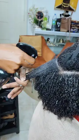 Olá minhas manas bom dia! Esta técnica de texturizacao no cabelo crespo natural é a Fitagem estruturada, 🥰🥰🥰🥰🥰🥰🥰🥰🥰  Faço ela a 10 anos foi o que mudou a minha vida. É dos procedimentos que mais faço no Onjango, as clientes adoram e que mais vendo também.  🤣🤣🤣😂😂Se você quiser aprender um pouco mais sobre a mesma, venha participar da nossa masterclass, no dia 06 de Julho, no Hotel Alvalade, das 09 as 13:00horas e você vai subir mais um degrau na sua escada para atransformação de vida. 🥰🥰🥰🥰🥰🥰🥰🥰🥰🥰🥰🥰🥰🥰🥰🥰