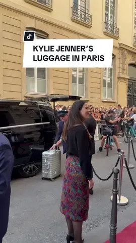 Why travel light when you can travel like #KylieJenner? 🧳 The star has arrived in #Paris, and she’s got all her necessities with her. #kyliejennerparis #kyliejenneredit #kyliejennerfashion #celebritytiktok 