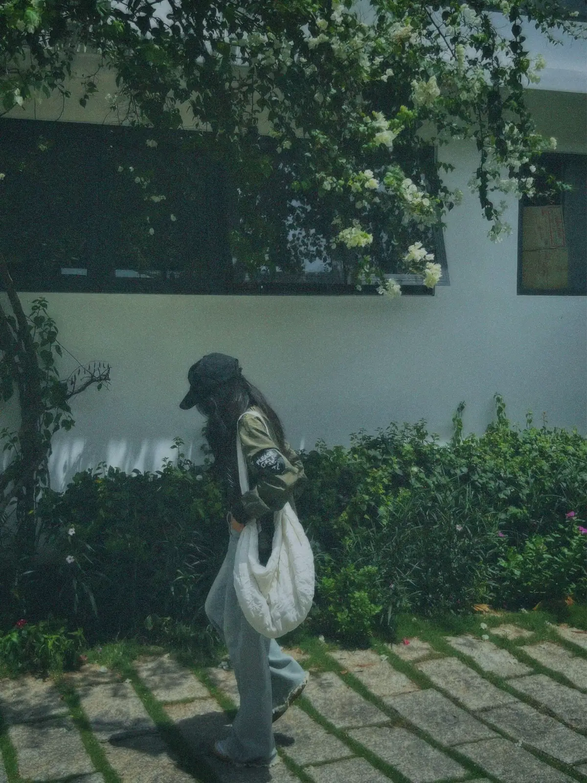 Tôi thấy em chẳng còn tươi cười nhiều như trước, Trong mắt em, dần nhạt nhoà sức sống qua mỗi đêm