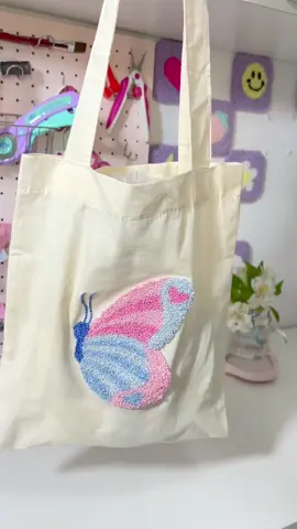 Respondendo a @marinacms_ Agora sim, ecobag finalizada! 🩷🦋  #punchneedle #punchneedleart #punchneedleembroidery #embroidery #bordado #bordadorusso #pontorusso #hobby #hobbies #wool #artesanato #ecobag #lover #taylorswift 