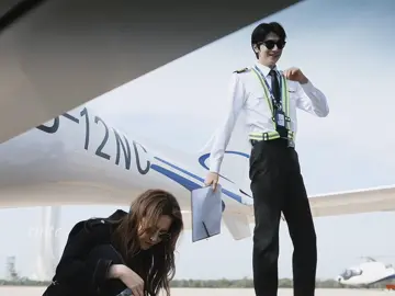 Chị chị em em😂 Trước khi quay phim đoàn phim có tổ chức tụ tập đi ăn Lâm Nhất nhìn thấy Lưu Diệc Phi cậu ấy cứ mãi nhìn đến sững sờ ngớ người, Lưu Diệc Phi hỏi cậu ấy 