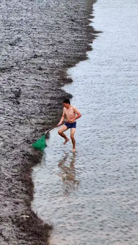 The two were knocked down by the tide while trying to catch the tide fish, and they rolled and struggled in the tide. Taking this as a guide, if you are not familiar with the tidal habits of the Qiantang River and have no experience in catching fish, you must not go down to catch the tide fish. #tidefishing #fishingwave 