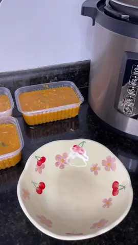 ✨Caldinho de abóbora pra esse tempo mais friozinho e pra salvar a sua dieta. ❕A abóbora é um alimento super estratégico para quem ta em processo de emagrecimento, pq a cada 100g são só 37 calorias!! Essa receitinha sem duvidas é uma das minhas preferidas. ✨Ahh!! A panela de pressão maravilhosa que usei é da @wap ela me passa muuuuuita segurança pq tem 10 dispositivos de segurança e travamento automático da tampa 🥹🥰 #receita #receitafit #receitinhafit #dieta #Fitness #emagrecer #emagrecimento