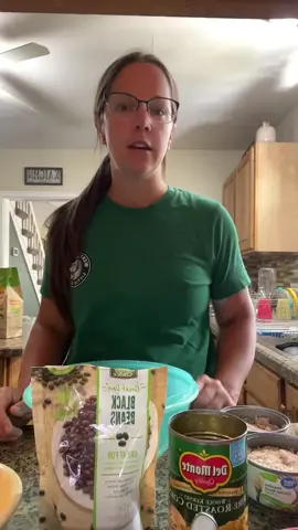 #creatorsearchinsights mexican chicken salad! this is 6-7 servings, about 230 cals, 23g protein, 13g carbs and 11g fat per serving! #t1dmom #t1diabetes #diabeticmeals #t1dlife #mealprepping #mealprepidea 