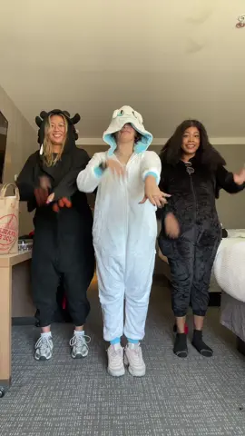 what you cant hear is me humming 1, 2 1, 2 so we stay on beat 🤪 A little clip from us in Salt Lake City to see a live orchestrated showing of How to Train your Dragon! It was so hot outside but we commited to the onsie bit!  #httyd #toothless #dance @gabby niko @Asia watches Anime 
