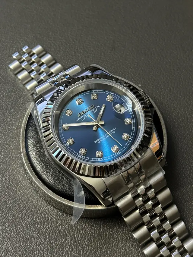 Is the gem-set dial the perfect way to be flashy yet subtle?🤩 DM if you’re interested in customizing a timepiece today ✅ #seiko #seikomod #customwatch #watch #royaloak #WatchCollection #automaticwatch #seikocollector #timepiece #seikomodder #watchgame #customseiko