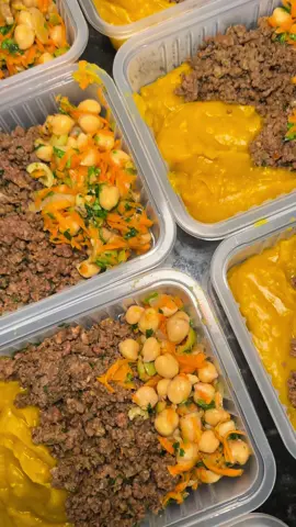 Cardápio da semana - 10 marmitas Creme de abóbora Cozinhe a abóbora em cubos (utilizei a cabotia) por 20 minutos, bata no liquidificar (com um pouco da água do cozimento). Em uma panela refogue no azeite 01 colher de cenoura ralada, 02 dentes de alho picados. Assim que dourar insira a abóbora, fogo baixo por 10 minutos e pronto.  Carne moída Em uma panela refogue no azeite 02 cebolas raladas, 04 dentes de alho picados. Assim dourar junte 1,5kg de patinho moído. Tempere com: 01 c sopa de sal, 01 c café de páprica picante, curry e pimenta calabresa. Cozinha em fogo baixo e assim que secar a água finalizar com salsa a gosto. Salada de grão bico Misture 200g de grão de bico com: coentro e azeitonas picadas, 02 cenoura média ralada e 1/4 de xic de azeite e pronto!  #marmitasdasemana #receitassaudaveis #dicas #receitasimples #motivacao #receitasfit #healthylifestyle #marmitas