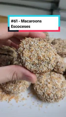 100 formas de hacer papas - #61 Macaroons Escoceses Seguimos con la serie de 100 recetas diferentes con papas. SÍ, 100 recetas Hoy, un dulce clásico escocés que, increíblemente, lleva papa: macaroons. Un bomboncito dulce a base de papa y azucar, cubierto con chocolate y coco rallado. Es una de esas recetas típicas que, se nota, están hechas con los ingredientes que había en la época y no creo que compita con una receta dulce moderna. La masa de papa con un poco de experimentación podría quedar mejor (pienso: con harina de almendras, algún fruto seco, clara de huevo o algo que reemplace una parte del azúcar). De todas formas: 1) Mal no queda. No les voy a mentir, ya me los comí todos je. Y 2) Es muy interesante para ver el lugar de la papa en las tradiciones gastronómicas, al punto que se hayan llegado a hacer este tipo de dulces, toda una lección de historia y gastronomía! PREPARACIÓN 1) Pelar y hervir una o dos papas chicas. Hacer puré (sin agregar nada) y dejar enfríar. Mezclar con azúcar impalpable (azúcar glas) hasta que la masa tome consistencia y no se nos pegue a la mano. Más o menos yo usé una proporción de 75 grs de puré de papa por 300 grs de azúcar (puede llegar a necesitar más, o menos, según el tipo de papa, como la hayas hervido, cuánta agua haya absorbido, etc.) 2) Una vez que tengas la masa formar bolitas del tamaño deseado, poner en una placa y llevar al freezer por 30 minutos. 3) Preparar el coco rallado, cocinando la mitad en una sartén a fuego medio hasta que se tueste y mezclar mitad y mitad con coco sin tostar (150 grs en total aprox.). Derretir chocolate cobertura (en barra o en monedas), yo usé mitad semiamargo y mitad con leche. 4) Una vez frías las bolitas, bañar en chocolate, dejar reposar 2 minutos sobre un tenedor para que escurra y llevar al coco. Cuidadosamente cubrir de coco (sin manipularlo demasiado) y llevar los macaroons a una rejilla. Dar unos últimos 30 minutos de frío o hasta que el chocolate se asiente. Servir y disfrutar! #papas #potatotiktok #FoodLover #100formasdehacerpapas #fyp #macaroons #scottishmacaroons #scottishtiktok #asmrfood 