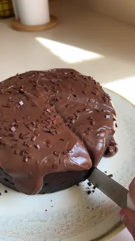 BOLO DE CHOCOLATE NA PANELA Ingredientes: 3 ovos 200g de açúcar  115g de óleo 250g de leite morno 240g de farinha de trigo 50g de chocolate em pó 15g de fermento  1 pitadinha de sal Cobertura: 1 lata de leite condensado (395g) 120g de chocolate meio amargo 100g de creme de leite 20g de manteiga #fyp #foryoupage #foryou #bolo #tiktok #viral 