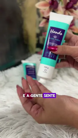 Hidrata, protege e previne contra o envelhecimento precoce da pele das mãos Forma um filme protetor de silicone, como uma luva Proporciona maciez e resistência da pele Mantém a umidade natural da epiderme Fórmula leve e não gordurosa