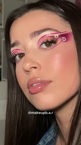 ¿Quieres perfeccionar tus técnicas de maquillaje? Esta es tu oportunidad partner 💖🎀☺️ Inscríbete en nuestros primer curso ONLINE, en tiempo real, donde podrás aprender todos los mejores tips y técnicas para perfeccionarte y brindarle así, la mejor experiencia a tus clientas. Además de invitados especiales, asesorías mensuales y códigos de dscto. INICIO DE CLASES 09 de julio  • Escribe la palabra  ONLINE y te enviaremos toda la INFO 💖 •Plazas Limitadas• • • Separa tu plaza solo con la matrícula 💖 • • Studio:  @makeupb.a.r  MAKEUP ARTIST:  @laromerisima  • • • @nuriaisertee  Inspo: @ltorresbeauty  •  • • #makeupideas #makeupoftheday #makeuptutorial #makeupartist #makeupbarcelona #makeupvideos #maquillajebarcelona #maquilladoraenbarcelona na #españamaquillaje #cursosdemaquillaje #maquillajeprofesional #maquillajebarcelona