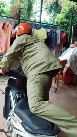 Bộ quần áo mưa màu cỏ úa#xuhuongtiktok #bodimuathoitrang2lop #hottrend #boaomua #quanao 