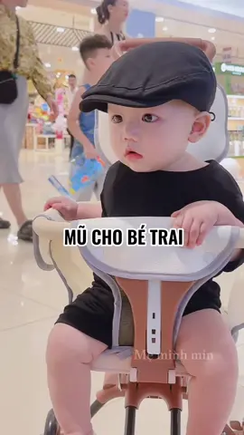 Bộ sưu tập mũ cũng hơn chục cái rồi nhưng mà mẹ vẫn tiếp tục không ngừng để sắm thêm . Mũ nồi này xinh lắm các mẹ , đơn giản nhưng đội lên như trai Hàn#dcgr #beyeu #mebim #mebimsua #thoitrangchobe #meminhmin 