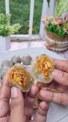 Resep Cilok Seper Lembut anti gagal !! bahan isian: 3 potong daging ayam ( kurleb 100gr)  1 siung bawput 1 siung bawmer 5 buah camera 5 buah rawit garam gula pasir penyedap/kaldu bubuk Bahan cilok: 200gr tepung terigu 4 siung bawput (haluskan)  1/2 sdt Garam 1/4 sdt kaldu bubuk/penyedap 1/4 sdr merica Daun bawang /seledri 450ml air 200gr tepung tapioka #resepcilok #jajanankekinian #cemilanenak #resepsimple #resepmudah 