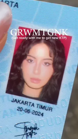 Dompet dicopet jadi sekalian ganti foto KTP 😀 ♡ Product List :  1.    Eyeshadow : iomibeauty - Shadow Palette (Enchanted & Midnight) 2. Eye Pencil: nyxcosmetics_indonesia - Jumbo Eye Pencil (Black Bean) 3. Eye Pencil that I usually use and it’s better : sisterann - Midnight Black 4. Eyelash Curler : Random Watson curler 5.  Mascara : KissMe Heroine - Make Volume Curl Mascara Super Waterproof (best for stubborn asian lashes btw) 6. Blush : madformakeup.co - Butter Carb Blush (Strudle Swirl) *Palette sold seperately 7. Highlighter : nyxcosmetics_indonesia - Jumbo Eye *To see how I do my base makeup, please see my daily makeup video on my IG reels @/shanikancita!🩷 #makeup #beauty #fyp #makeuptutorial #makeupinspo 