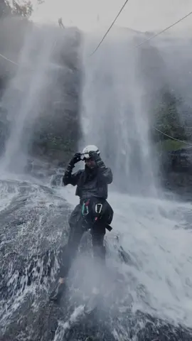 Kalo capek tuh istirahat bukan ngide nyobain Canyoneering. Tapi gk nyesel sih ini SERU POOLL, must try it!!🌊🧗🏻‍♀️ #canyoneering #curugcikondang #adventuretime 