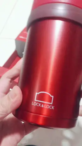 Ca giữ nhiệt có tay cầm Locknlock LHC9002RR 500ml, hai màu đỏ, đen. Lamf từ thếp không gỉ 304, không xảy ra hiện tượng ăn mòn, đường kính miệng rộng dễ làm sạch chỉ hơn 200k #cagiunhietlocknlock #sushin 