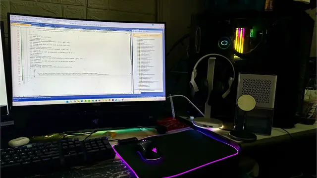 Đây là góc làm việc của mình – nơi mà những dòng code được viết ra. 💻✨❤️  #LapTrinhVien #GocLamViec #SetupPC #CodingLife #TechSetup #GamerLife #DeveloperLife #WorkFromHome #PhongCachLamViec #VisualStudio #PCGaming #Razer #RGBSetup #TechLover #WorkSpace