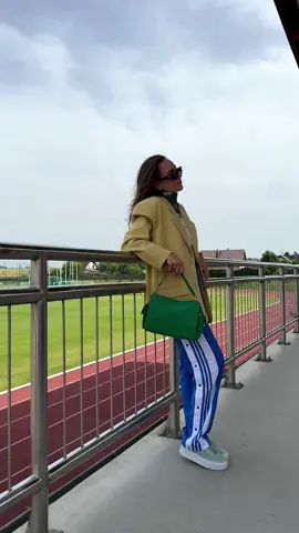 GRWM na stadion! ⚽️ Sportowa stylizacja wcale nie musi być nudna! Podkreśl ją kolorowym akcentem, a także przełam marynarką, aby dodać elegancji. Jak podoba Wam się efekt? 🤩 #modivo #modivopl #modivofashion #fashiontiktok #fashioninspo #zakupy #zakupyonline #fashiontrends #euro #EURO2024 #grwm 