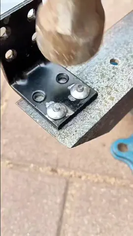 đinh tán ghép các đồ vật kim loại như bản lề vào với nhau mà không cần sử dụng kìm rút. chỉ cần cho vào lỗ đã khoan rồi dùng búa đóng vào là xong.  #dinhtan #dinhtanmu #dinhtanmutacdong #đinhtán  #cokhi #diennuoc #xuhuong 