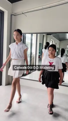 Khánh Huyền & Linh Chi Catwalk đôi. Một cao và một thấp nhưng không hề làm khó hai bạn khi cùng nhau đồng đều và bước walk. Đào tạo người mẫu chuyên nghiệp cùng D.D Model Academy. #DD #model#runwhion #catwalk #trainning #daotaonguoimau #booking 