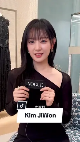 #VogueFashionNow 本人美到無可挑剔！身著一身黑色洋裝的女王金智媛 #geewonii ，在 Dior 全新開幕Diamond Towers專賣店特別跟Vogue讀者打招呼囉 誰今晚也要跟我們一起無限重播這支影片入睡？ #Dior #KimJiWon #金智媛