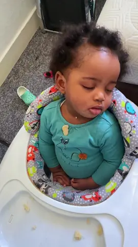 I guess she is thd only one who sleeps while watching @Ms Rachel #babiesoftiktok #cutebabyvideos #baby 