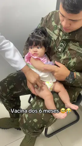 Dói na alma da mãe, mas sabemos q é pra previnir doenças futuras.  #filha #vacinados6meses #maternidade @Cícero Ramon 