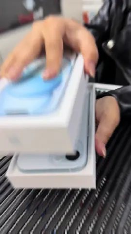 •IPhone 15 Blue 📲 •Aparelho lacrado com um ano de garantia Apple ✔️ •Brindes 🎁 •Película de privacidade ✅ •Capa Case ✅ •Aqui na FLASH CELL trabalhamos com toda linha Apple  Semi-novos e Lacrados, venha fazer seu orçamento !   #iphone #iphone15 #iphone15azul #novo #lacrado #apple #applepencil 