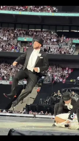 Im sorry but forever never getting over this moment is Tayvis/Eras Tour history. Who knew all of this could come from a little old friendship bracelet @Taylor Swift @Taylor Nation @Travis Kelce @New Heights  #tayvis #erastourlondon #erastour #wembleystadium #wembleyn3 #taylorswift #traviskelce #erastourinternational #taylornation #swiftie #swifttok #london #taylorsversion 