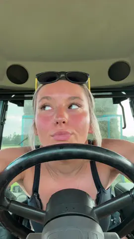 Bitta hay 🕶️🌾#cowsoftiktok #yfcdoitbest🤙 #haymakingseason #youngfarmersdoitbest🤌🏻🥩🐄 #tractorlover #fyp #agriculture #agrispec #farming 