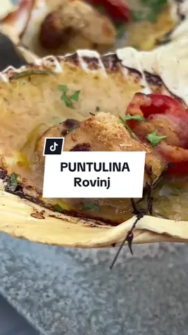 Puntulina, Rovinj Priča o Puntulini mora započeti od same lokacije i postavke restorana koje su izuzetne. Na obodu je starog grada sa bašticom koja je raštrkana po malim kaskadama i odakle puca pogled na more. Retko se nailazi na nešto ovako lepo pa samim time restoran sam po sebi ima leteći start da iz njega izađete zadovoljni. Ipak klopa bi morala to da prati, obzirom na kakvom se glasu lokal nalazi, i drago mi je da je to i bio slučaj na kraju. Sledio sam preporuke preljubazne devojke i nije razočarala ni u jednom delu. Hladna predjela su bila sjajna sva ali ipak bih posebno izdvojio toplo u vidu gratiniranih jakobovih kapica. To je nešto o čemu se piše kući. 😁 Glavna jela škampi sa belim lukom i čilijem te lignje sa palentom takođe izvrsna, posebno škampi mada sam ja tu malo i subjetkivan. Em mi škampi imaju prioritet u odnosu na lignje em posebno volim u kombinaciji ulje/beli luk. Mille Feuille za zapamtiti. Fenomenalan. 😎