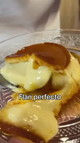 El flan perfecto existe y yo te enseño a hacerlo. Aprende a cocinar con mi curso online. Link en bio. INGREDIENTES: 250 gr. de nata 35% 250 gr de leche 120 gr. de yemas de huevo 100 gr. de azúcar 1 rama de vainilla