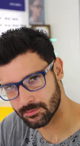 Empório Armani: Estiloso & Sofisticado 💙 Eleve seu visual com esta armação de Óculos Empório Armani em azul, a combinação perfeita de elegância e modernidade. Fabricado com materiais de alta qualidade, esta armação garante conforto durante todo o dia. #VocêVêNaCarol #óculos #oticascarol #oculosdegrau #emporioarmani 