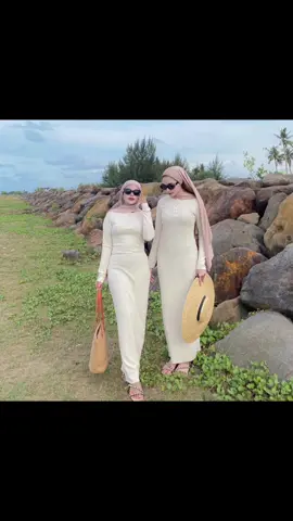 #ootdselebgram #ideoutfitkekinian #knitsabrina #outfitinspo #ootdpantaihijab #ootdpantai #knitlongdress #dressknit #longdress #outfitideas #inspirasiootd #OOTDCewekHijab #ideootdsimple 