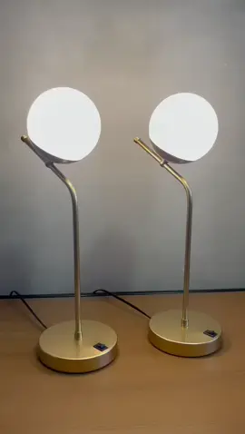 Ideal para iluminar o ambiente e dar um ar de aconchego, Abajur De Mesa Inclinado Com Vidro Globo, vai completar a sua decoração com personalidade e muito estilo. Sua estrutura em alumínio dourado, traz elegância e praticidade para o seu ambiente, sendo um item decorativo indispensável se ter na sala de estar, sala de tv, quartos e escritórios. Lindo KIT de Abajur para a sua casa! Digite eu quero e enviaremos o link!