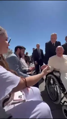 Nao tive forças pra chorar, tava tremendo. 😂😂 #vaticano #papa #papafrancisco #vaticanoroma #catolicos #casamento 