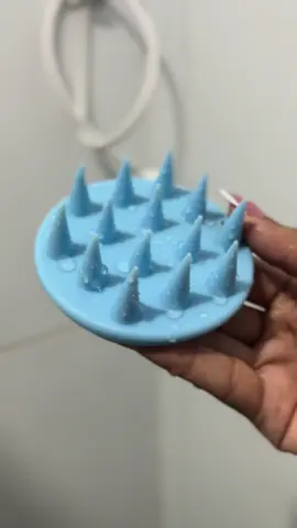 Escova Massageadora Capilar,  auxilia na lavagem e ainda massageia o seu couro cabeludo proporcionando uma limpeza profunda e um crescimento capilar saudável. #escovamassageadora #cabelo #cachos #lisos #shampoo 